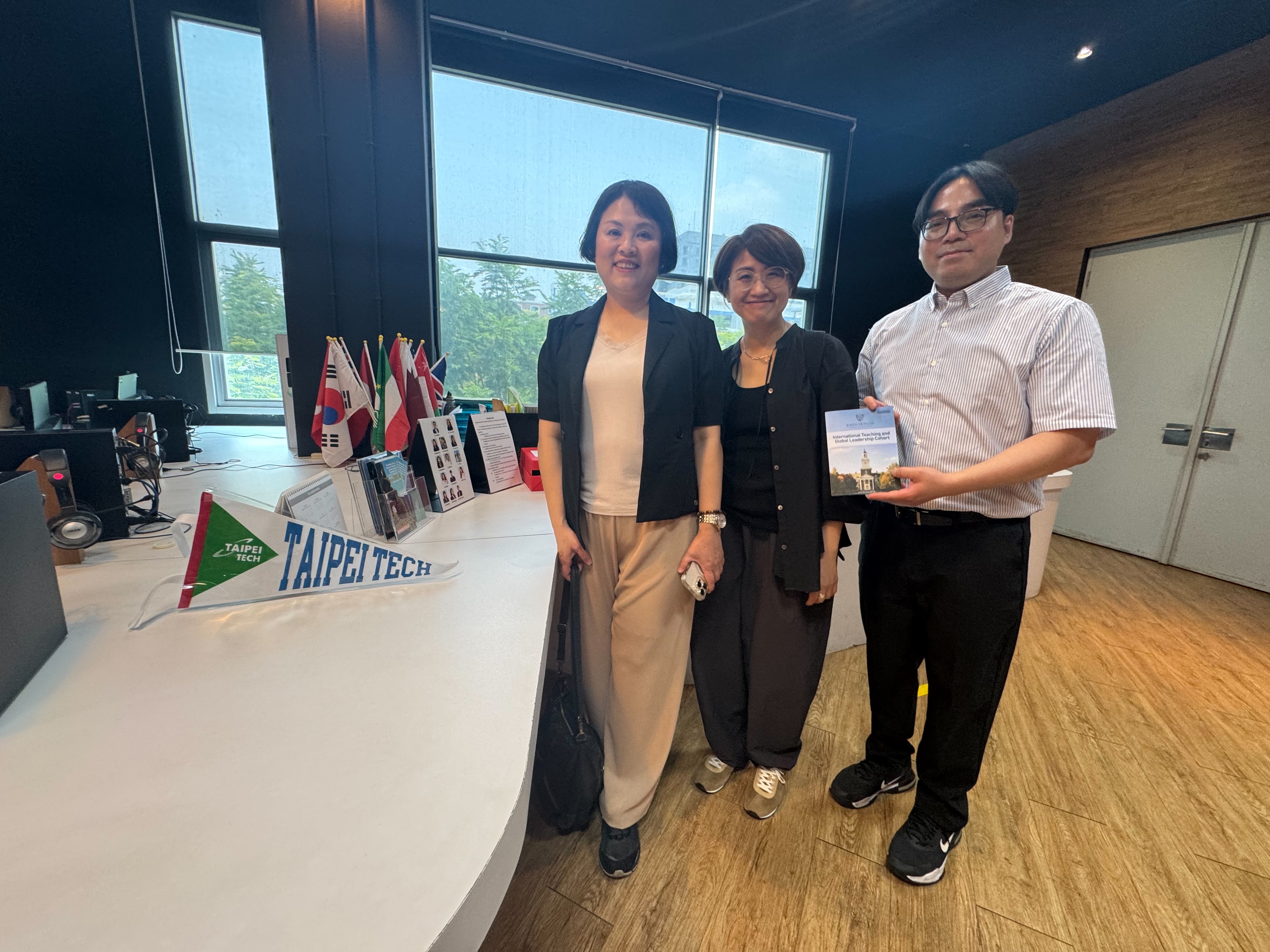 20260422人社學院王怡惠院長率隊參訪曼谷大學東南亞陶瓷博物館